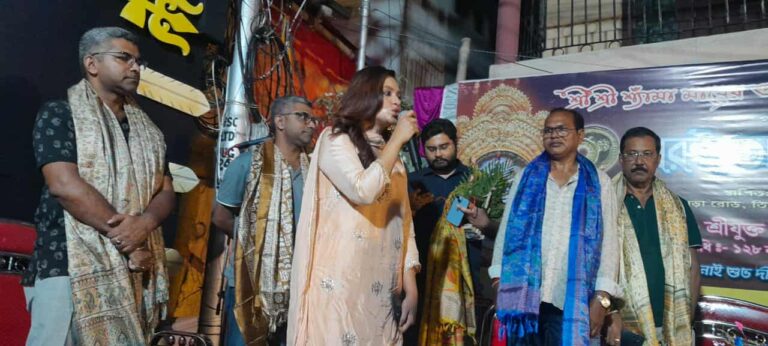 ৭২তম বর্ষে কালী প্রতিমার আবরণ উন্মোচন করলেন অভিনেত্রী প্রিয়াঙ্কা সরকার