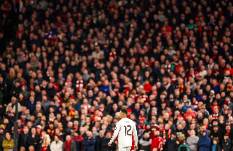 ঘরের মাঠে প্রতিপক্ষের হয়ে নামলেন ট্রেন্ট