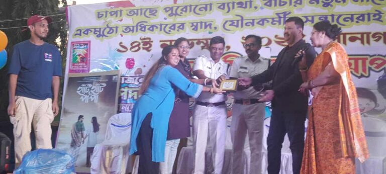 শিশু দিবসে যৌনপল্লীর বাচ্চাদের নিয়ে ‘হাঁটি হাঁটি পা পা’ সিনেমার পোস্টার উন্মোচন