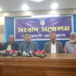 বাগেরহাট প্রেসক্লাবে সংবাদ সম্মেলনে নির্বাচন থেকে সরে দাঁড়ানোর ঘোষণা দিচ্ছেন কাজী খায়রুজ্জামান শিপন