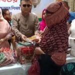 মোরেলগঞ্জে কে কে গ্রুপের উদ্যোগে অসহায় মানুষের মাঝে ঈদ উপহার বিতরণ