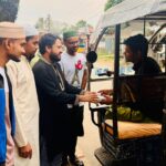 নিসচা বড়লেখা উদ্যোগে পরিবহন শ্রমিকদের মাঝে ইফতার বিতরণের দৃশ্য