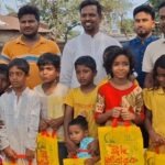 পলাশে পথশিশুদের মাঝে ঈদের জামা বিতরণ করছেন মোস্তাফিজুর রহমান পাপন