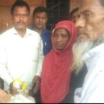 আব্দুরহিম চাউল বিতরণ করছেন অসহায় পরিবারদের মাঝে