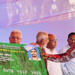 টেকনাফে কৃষকদের মাঝে কৃষক কার্ড বিতরণ করছেন স্বরাষ্ট্রমন্ত্রী সালাহউদ্দিন আহমদ