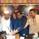 কুড়িগ্রাম প্রেস ক্লাবে সময় টিভি প্রতিষ্ঠাবার্ষিকী অনুষ্ঠানে কেক কাটার দৃশ্য