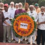 মুজিবনগর দিবসে স্মৃতিসৌধে ফুল দিয়ে শ্রদ্ধা নিবেদন করছেন মুক্তিযোদ্ধারা
