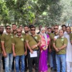 টাঙ্গাইলে এসএসসি ৯৬ মিলনমেলায় অংশ নেওয়া প্রাক্তন শিক্ষার্থীদের দলীয় ছবি