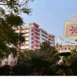 মাভাবিপ্রবি ফজিলতুন্নেছা জোহা হলের সামনে শিক্ষার্থীদের উপস্থিতি ও অসন্তোষের চিত্র