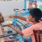 হালুয়াঘাটে বাবাকে হুইলচেয়ারে নিয়ে সাহায্য চাইতে থাকা ১২ বছরের শিশু শাওনের সংগ্রাম