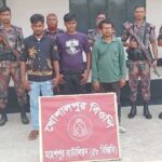 মহেশপুর সীমান্তে বিজিবির অভিযানে আটক বাংলাদেশি নাগরিকদের দৃশ্য