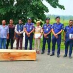 হালুয়াঘাট সীমান্তে বিএসএফ ও বিজিবির উপস্থিতিতে শিপন হাওলাদারের মরদেহ হস্তান্তরের দৃশ্য”