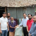 পঙ্গু রফিকুল ইসলামের কুঁড়েঘরে ইউএনও’র পরিদর্শন ও সহায়তা প্রদান