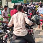 নাগেশ্বরীতে তেল নিতে আসা বাইকারদের মাঝে চকোলেট বিতরণ করছেন সাবেক চেয়ারম্যান মহিবুল হক খোকন