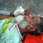 শরণখোলায় জমি বিরোধে আহত আবু হানিফ হাওলাদারকে হাসপাতালে নেওয়ার দৃশ্য