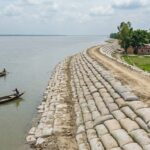 কুটিবামনডাঙ্গা গ্রামে অসম্পূর্ণ বাঁধ ও দুধকুমার নদীর ভাঙনের ঝুঁকিপূর্ণ দৃশ্য