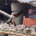 মেহেরপুরে মাদকবাহী গাড়ি দেয়াল ভেঙে বাড়ির ভিতরে ঢুকে পড়েছে