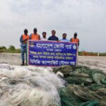 লৌহজংয়ে পদ্মা নদীতে অভিযানে জব্দ করা চায়না দুয়ারী ও কারেন্ট জাল