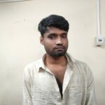 কুমিল্লা বিশ্ববিদ্যালয়ে নারী শিক্ষার্থী উত্যক্তের অভিযোগে আটক বহিরাগত যুবককে প্রক্টর অফিসে নেওয়ার দৃশ্য