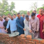 গোলাপির নতুন বাড়ি নির্মাণ উদ্বোধনের সময় স্থানীয় নেতৃবৃন্দের উপস্থিতি
