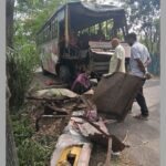 মোরেলগঞ্জ বাস দুর্ঘটনায় ক্ষতিগ্রস্ত মদিনা ক্লাসিক বাসের সামনের অংশ