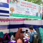 বগুড়া সরকারি শাহ সুলতান কলেজে ছাত্রদল হেল্পডেস্কে শিক্ষার্থীদের ভর্তি সহায়তা প্রদান করছে সংগঠনের নেতাকর্মীরা