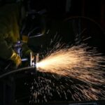 রক্তঝরা মে দিবসে শ্রমিকদের মিছিল ও লাল পতাকা হাতে সমাবেশের প্রতীকী ছবি