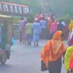 কালিয়াকৈরের হরতকীতলা এলাকায় ঢাকা-টাঙ্গাইল মহাসড়ক পার হচ্ছেন শ্রমিকরা, ফুটওভার ব্রিজের দাবি