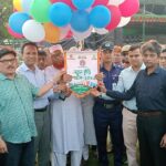 মেহেরপুর জেলা স্টেডিয়ামে নতুন কুঁড়ি স্পোর্টস কর্মসূচির উদ্বোধনী অনুষ্ঠানে অতিথিবৃন্দ বেলুন উড়িয়ে উদযাপন করছেন