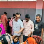 নারায়ণগঞ্জে শিশুদের হাম-রুবেলা টিকা প্রদান কর্মসূচিতে অভিভাবকদের ভিড় এবং স্বাস্থ্যকর্মীদের কার্যক্রম