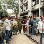 জগন্নাথ বিশ্ববিদ্যালয়ে নবীন শিক্ষার্থীদের ফুল দিয়ে বরণ করছে জবি ছাত্রদলের নেতাকর্মীরা ক্যাম্পাসে