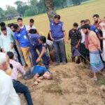 মুন্সিরহাট বাজার এলাকায় ব্যবসায়ীর হত্যাকাণ্ডের পর পুলিশের তদন্ত ও স্থানীয়দের ভিড়