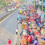 ঢাকা-টাঙ্গাইল মহাসড়কের সার্ভিস লেন দখল করে বসা অবৈধ হাটবাজারের দৃশ্য