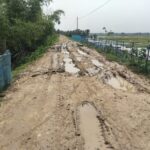 সাতবাঁক ইউনিয়নের ভাঙা রাস্তা ও পাথরবাহী ট্রাক্টরের কারণে সৃষ্ট কাদাময় সড়ক