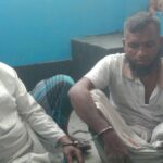 মাদক কারবারি আটক ঘটনায় পার্বতীপুরে জনতার হাতে ধরা দুই ব্যক্তি ও পুড়ে যাওয়া অটোরিকশা