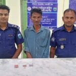 ধামইরহাটে মাদক অভিযানে আটক ব্যক্তির কাছ থেকে উদ্ধার করা ট্যাপেন্টাডল ট্যাবলেট প্রদর্শন করছে পুলিশ