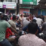 আটোয়ারীর ফিলিং স্টেশনে শান্তিপূর্ণ পরিবেশে জ্বালানি তেল সংগ্রহ করছেন চালকরা