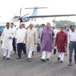রাজশাহীর শাহ মখদুম বিমানবন্দরে স্থানীয় সরকারমন্ত্রী মির্জা ফখরুল ইসলাম আলমগীর ও ভূমিমন্ত্রী মিজানুর রহমান মিনুকে স্বাগত জানাচ্ছেন স্থানীয় নেতৃবৃন্দ