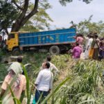মানিকগঞ্জের সাটুরিয়ায় ট্রাক ও মোটরসাইকেলের সংঘর্ষের পর দুর্ঘটনাস্থলে উদ্ধার অভিযান