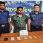চিলমারীতে বিশেষ অভিযানে উদ্ধার হওয়া ইয়াবা ট্যাবলেটসহ আটক ব্যক্তিকে ঘিরে পুলিশের উপস্থিতি