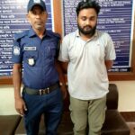 লালপুরে মাদক সেবনরত অবস্থায় যুবক গ্রেপ্তার করে থানায় নিয়ে যাচ্ছে পুলিশ সদস্যরা