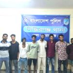 সিদ্ধিরগঞ্জ মাদক অভিযানে যৌথ বাহিনীর সদস্যরা সন্দেহভাজনদের তল্লাশি করছে