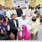 বিশ্বনাথে খাদ্য সহায়তা বিতরণ অনুষ্ঠানে অতিথিদের উপস্থিতিতে দুস্থ মানুষের মাঝে খাদ্য সামগ্রী বিতরণ করা হচ্ছে