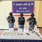 টেকনাফে ইয়াবা জব্দ অভিযানে উদ্ধার হওয়া বিদেশী রাইফেল ও ৭০ হাজার পিস ইয়াবা