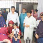 রাজশাহীতে হাম-রুবেলা টিকা কার্যক্রমে শিশুদের টিকা প্রদান করছেন স্বাস্থ্যকর্মীরা
