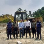 চারঘাটে কৃষি জমির মাটি কাটার দায়ে মোবাইল কোর্ট পরিচালনা করছে উপজেলা প্রশাসন, পাশে ভেকু মেশিন