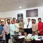 রাজশাহী বিশ্ববিদ্যালয়ে আবাসন সংকট নিরসনের দাবিতে প্রশাসনের কাছে স্মারকলিপি প্রদান করছে সম্মিলিত হল সংসদের নেতারা