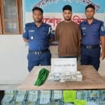 তিস্তা টোল প্লাজায় পুলিশের অভিযানে উদ্ধার হওয়া বিপুল পরিমাণ মার্কিন ডলারসহ আটক যুবক