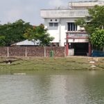 ছাপড়াখালী স্কুলের শিক্ষার্থীদের নৌকায় ঝুঁকিপূর্ণ খাল পারাপারের দৃশ্য