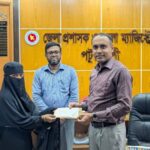 পটুয়াখালী জেলা প্রশাসকের কার্যালয়ে অসহায় তিন নারীর হাতে ঘর নির্মাণের সহায়তা তুলে দিচ্ছেন জেলা প্রশাসক ড. মোহাম্মদ শহীদ হোসেন চৌধুরী